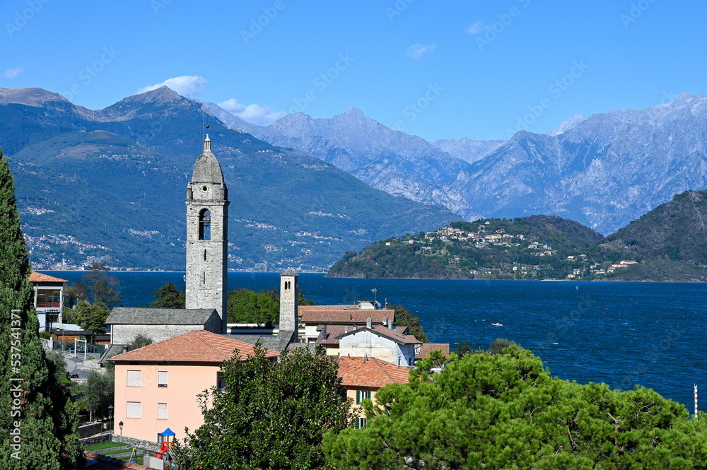Le village de Vignola sur les rives du lac de Côme dans la région de la Lombardie en Italie