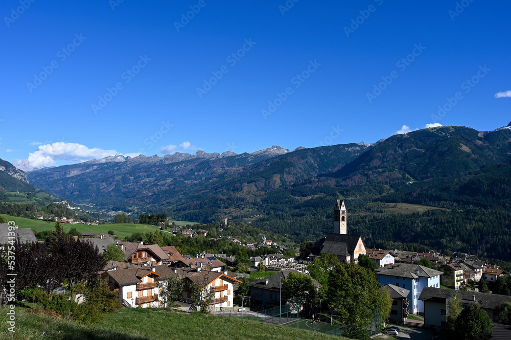 Paysage de montagne autour du village pittoresque de Carano dans la province de Trente en Italie