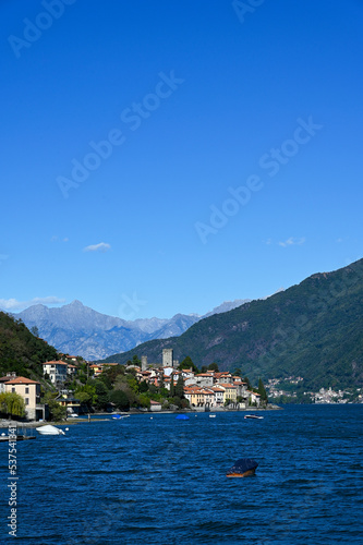 Le village de Santa Maria Rezzonico sur les rives du lac de Come dans la region de la Lombardie en Italie © michel