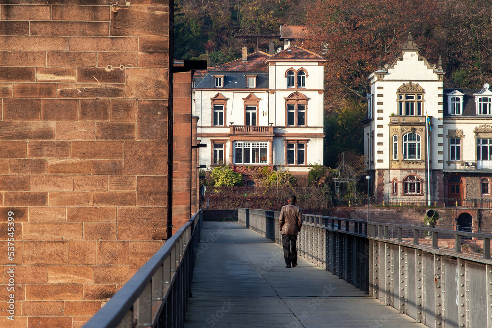Person auf der Alte Brücke in Heidelberg Baden Württemberg