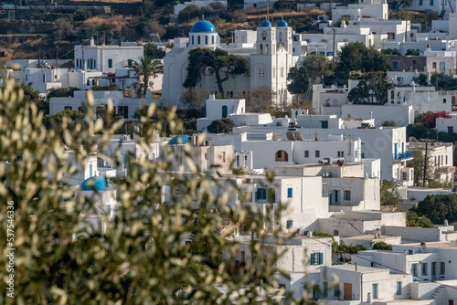 Cuadro en lienzo Whitewashed buildings of Apollonia on Sifnos island in Greece looking through ol