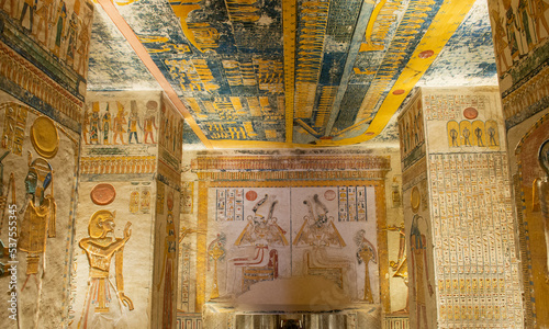 Fotografia Hieroglyphic carvings in an ancient egyptian burial tomb