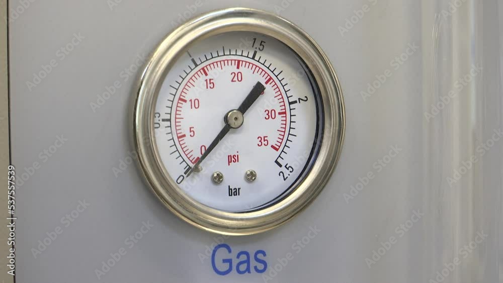 The arrow of the pressure gauge shows that there is no gas. The arrow of the pressure gauge shows that there is no gas.