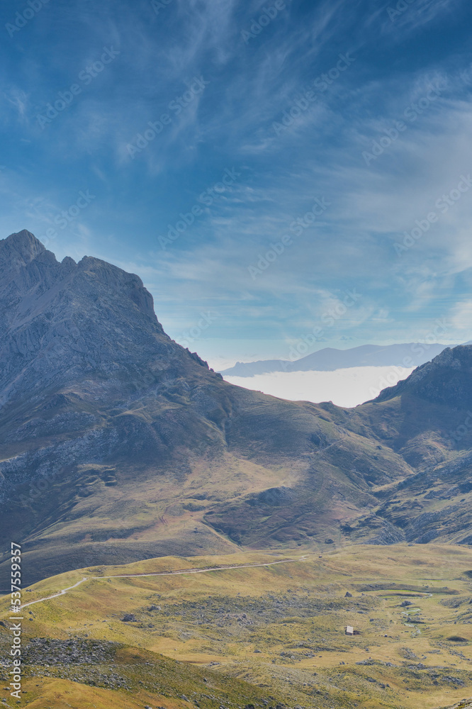 Montañas rodeando un valle en Los Picos de Europa, Cantabria, España