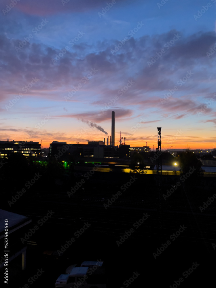 Fototapeta premium Industrie im Sonnenaufgang
