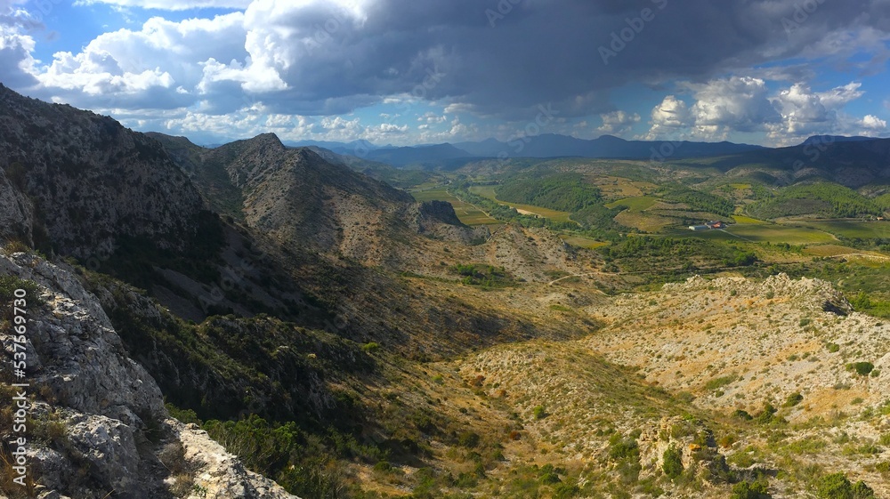 Fototapeta premium Ciel d'orage sur les Fenouillèdes dans les Pyrénées Orientales