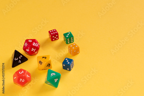 Dados de Rol sobre cartulina amarilla para usar como fondo photo