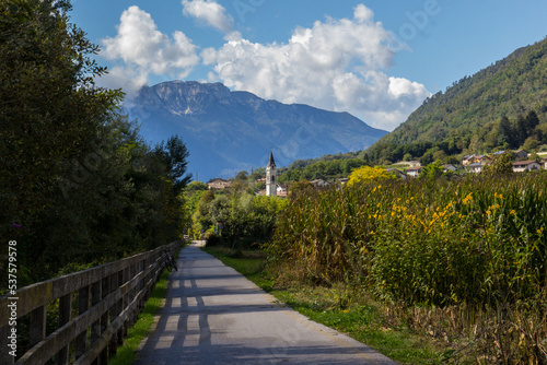 Valsugana Radweg bei Borgo Valsugana im Herbst