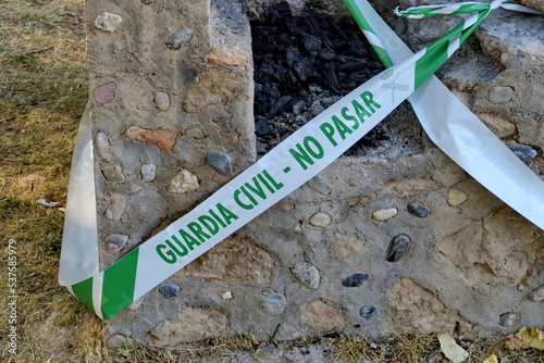 Guardia civil. No pasar. Garde Civile. Ne pas passer. Ruban de protection plastique blanc et vert.