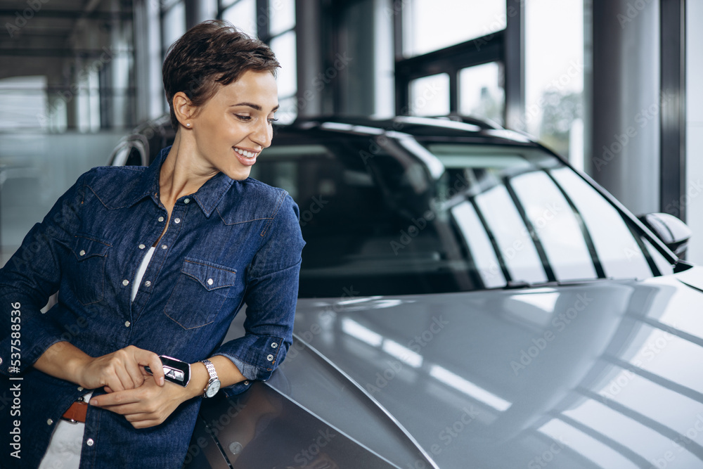Obraz premium Woman holding car keys from a new car