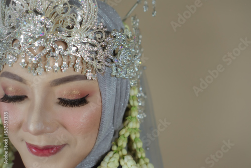 beautiful model, wearing hijab, Javanese Indonesian wedding dress in an indoor photography studio, with Javanese wedding dress attributes