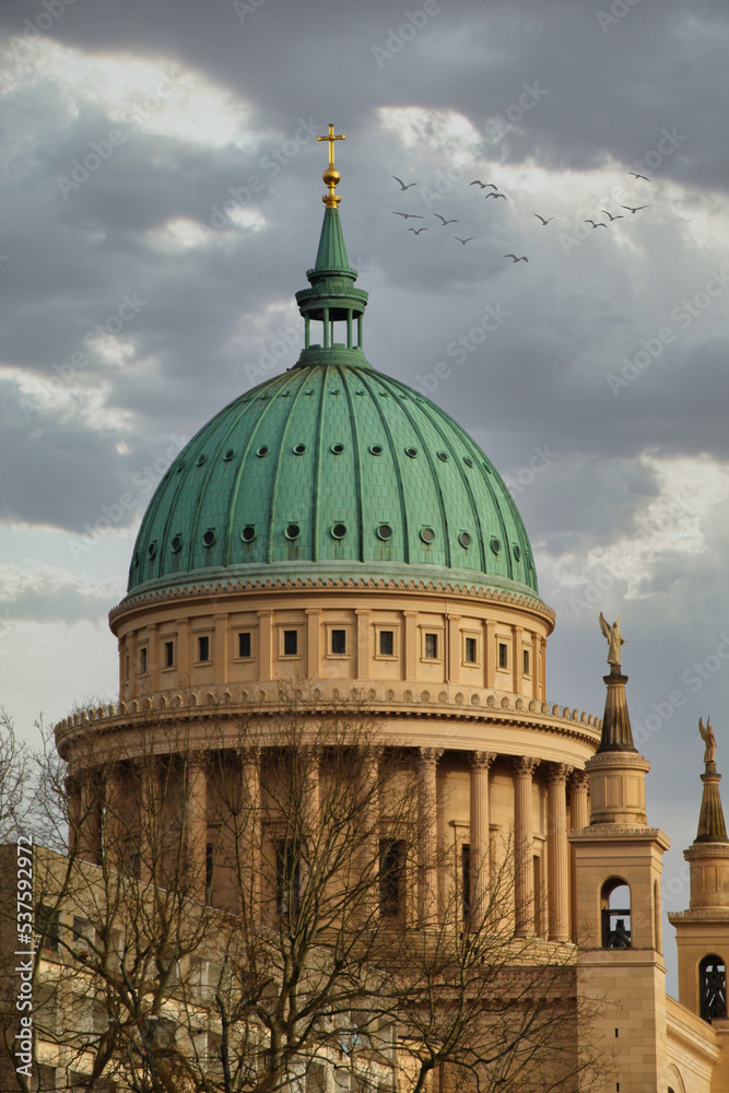 St. Nikolaikirche Potsdam mit Wolkenhimmel