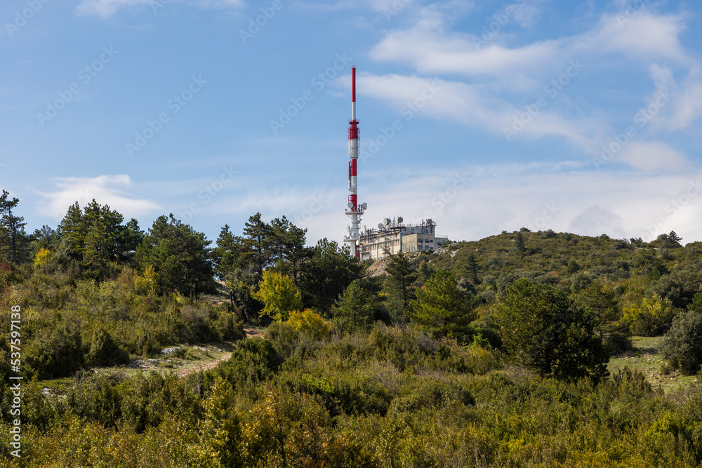 Emetteur du Mont Saint-Baudille depuis les chemins de randonnée Emetteur du Mont Saint-Baudille depuis les chemins de randonnée