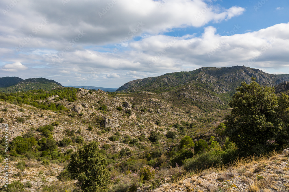 Vue sur l'extérieur du Cirque de l'Infernet depuis les pentes du Mont Saint-Baudille