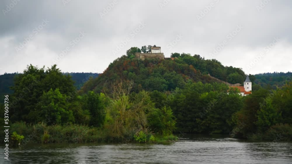 Burgruine in Donaustauf vom Wasser aus