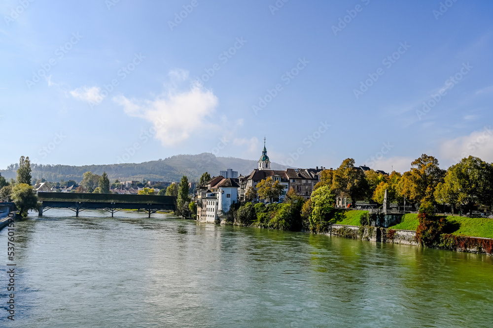 Fototapeta premium Olten, Stadt, Stadtturm, Aare, Fluss, Alte Brücke, Holzbrücke, Altstadt, historische Häuser, Bahnhof, Herbst, Herbstsonne, Herbstfarbe, Solothurn, Schweiz