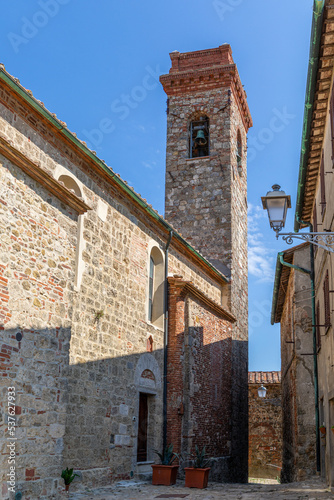 Prepositura di San Michele Arcangelo, à Chiusdino, Italie photo