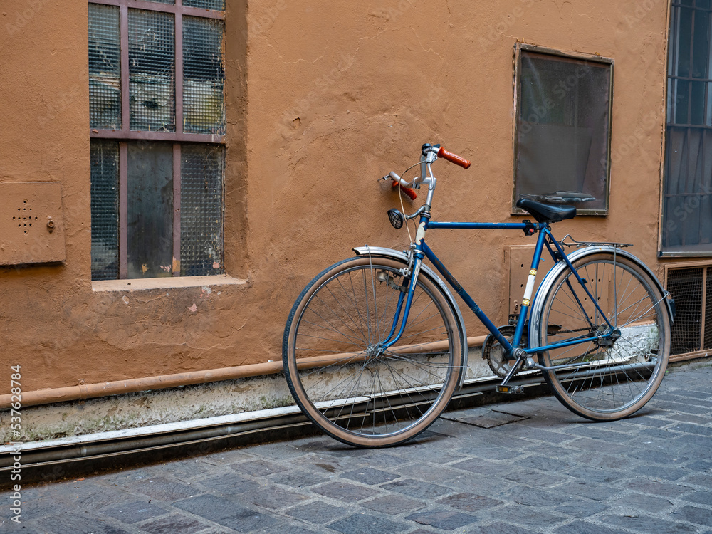 Old bicycle in an alley