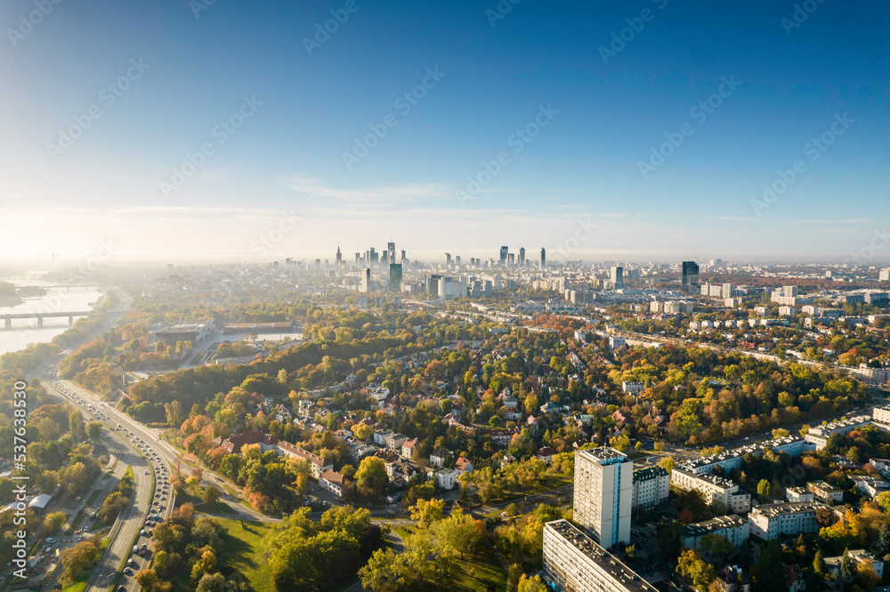 Warszawa, jesienny pejzaż miasta. Widok z drona na centrum miasta.