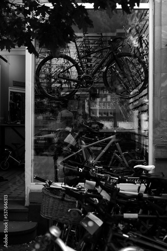 Verstecktes schmales Fahrradgeschäft in einem schönen Altbau im Stadtteil Sachsenhausen in Frankfurt am Main in Hessen in neorealistischem Schwarzweiß