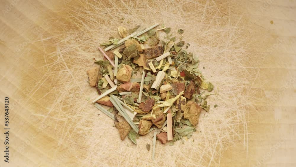 Vue de dessus d'infusion dans un bol en bois