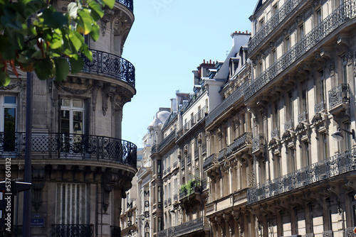 Obraz na płótnie Beaux-Arts-Architektur, Historische Fassaden der Jahrhundertwende in Paris im 9e Arrondissement w salonie
