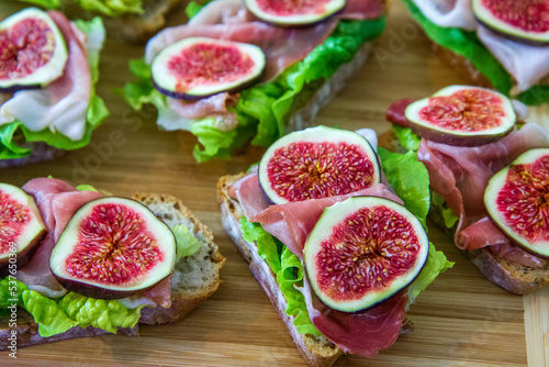 Sandwiches with lettuce, ripening ham and figs 