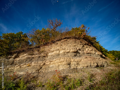 Böschung mit Gesteinsschichten photo