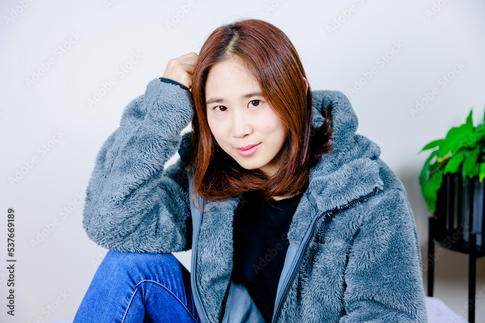 白背景 微笑む若いアジア人女性 白背景 微笑む若いアジア人女性