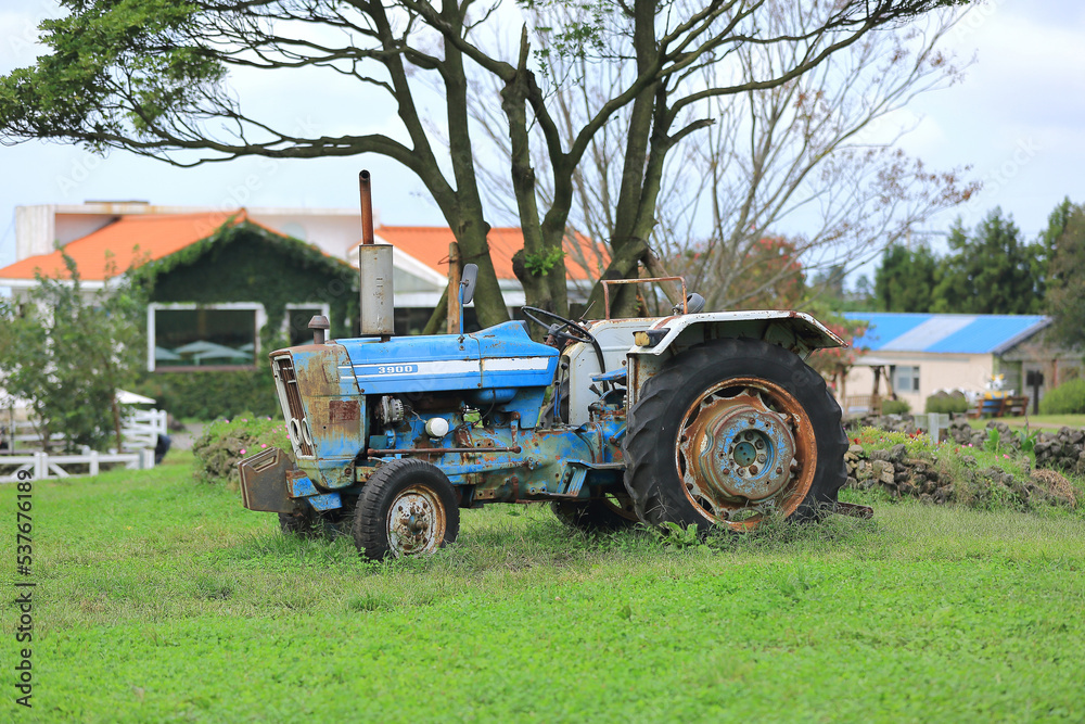 Obraz premium 이제는 오래되어 움직이지 못하는 옛날 트렉터