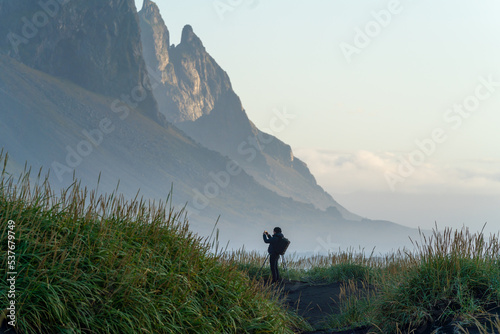 Fényképezés hiking in the mountains at sunset with photographic model