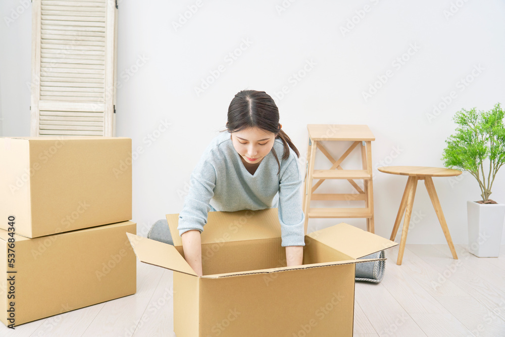 引越しの荷造りをする女性 引越しの荷造りをする女性