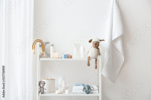 Shelf unit with bath suppli...