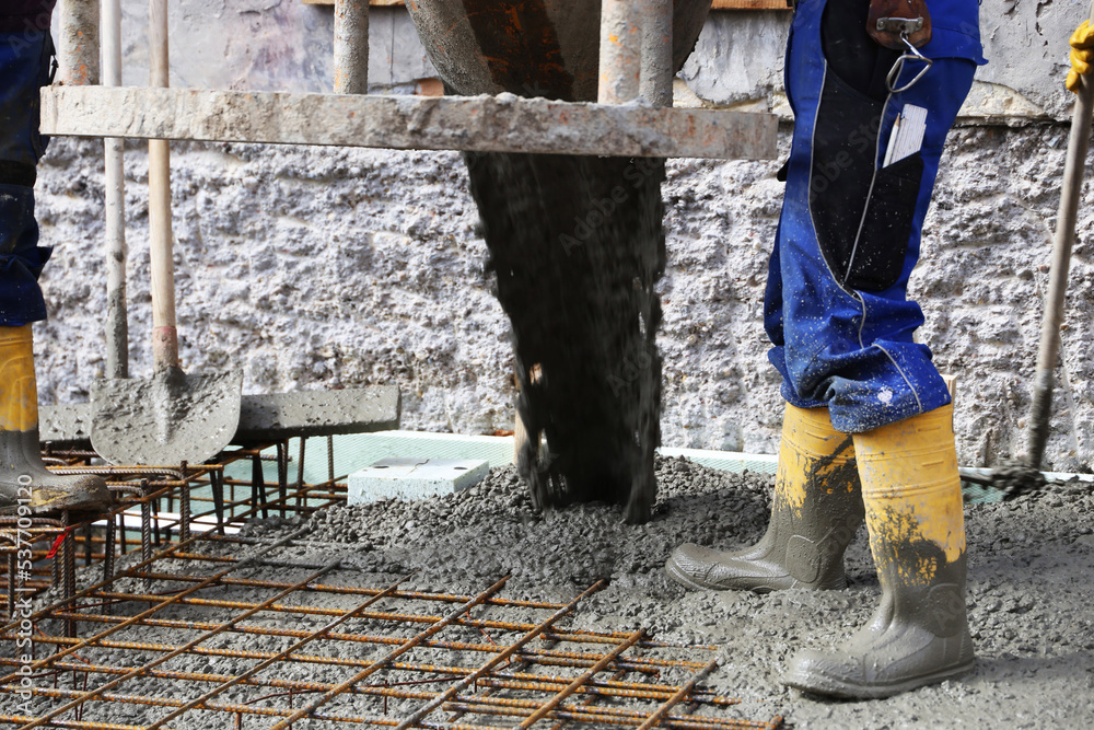 Betonieren einer Bodenplatte mit Fertigbeton bzw. Transportbeton auf