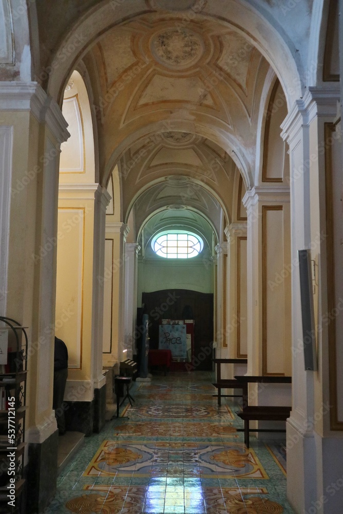 Praiano - Navata destra della Chiesa di San Gennaro dal transetto