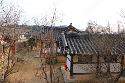 대한민국 경주에 있는 유명한 관광지인 교촌한옥 마을의 아름다운 모습이다. photo