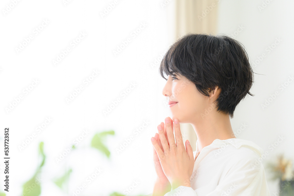 楽しみを思い出す女性 楽しみを思い出す女性