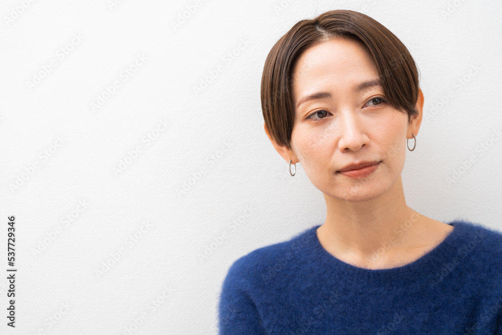 綺麗なショートヘアーの日本人女性