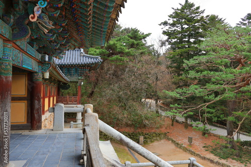 대한민국 경주에 있는 유명한 관광명소인 불국사의 아름다운 가을 풍경이다. photo