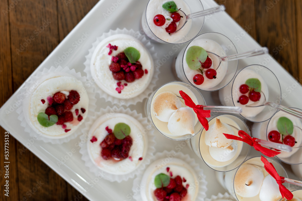 Cream tartlets with berries Cream tartlets with berries