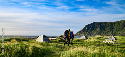 Mann und Frau Reisen mit dem Rucksack auf den Lofoten in Norwegen zum Zelten mit ihrem Zelt
