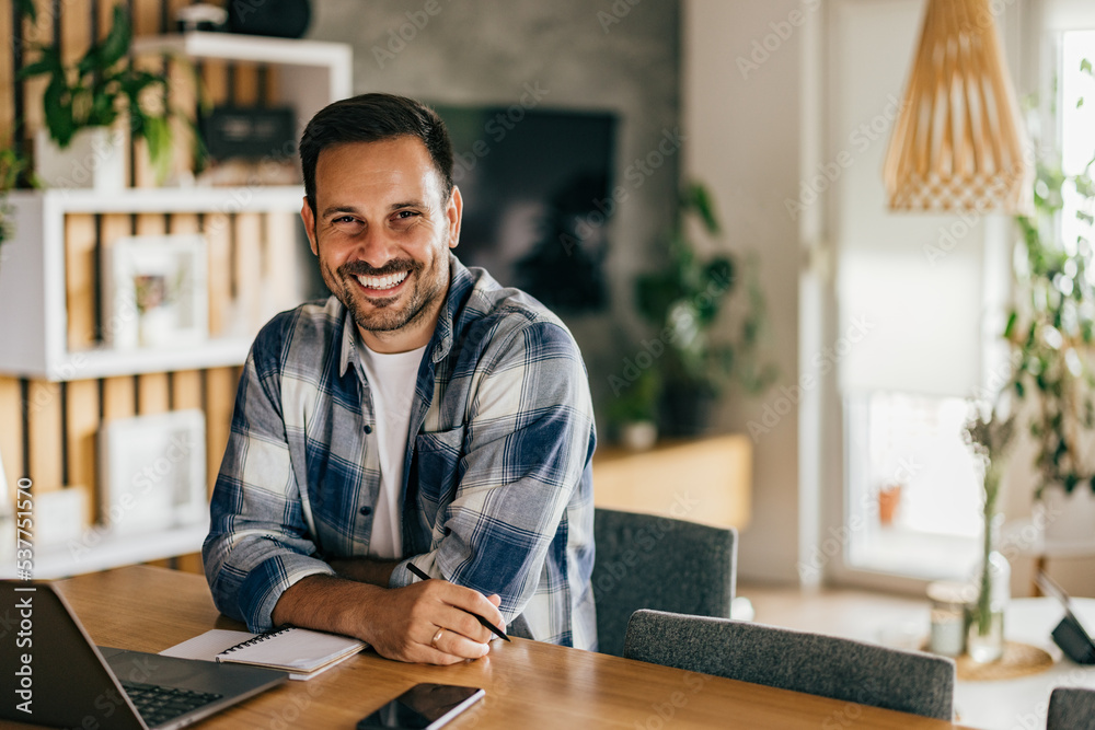 Obraz premium Businessman posing for the camera while working online, from the