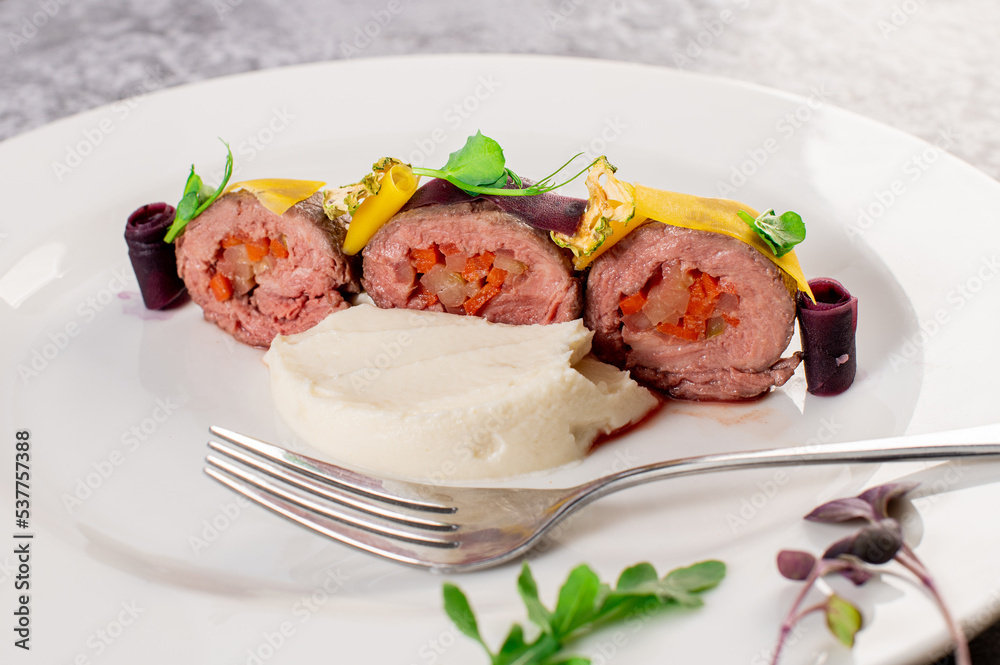 Boiled duck meat medallions with vegetables