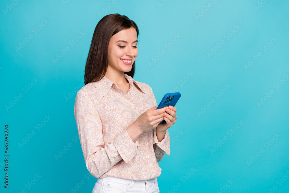 Photo of successful positive pretty business lady wear stylish pink shirt office worker manager chatting her boyfriend remote isolated on blue color background Photo of successful positive pretty business lady wear stylish pink shirt office worker manager chatting her boyfriend remote isolated on blue color background