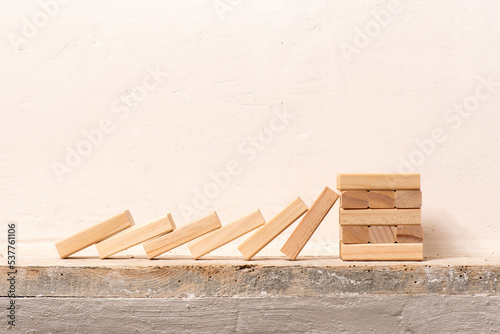 Tableau sur toile Piezas de jenga cayendo, al final una estructura sólida que se mantiene en pié