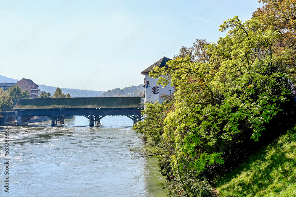 Olten, Zielemp, Amthausquai, Stadt, Aare, Fluss, Alte Brücke, Holzbrücke, Altstadt, Stadtburg, historische Häuser, Bahnhof, Herbst, Herbstsonne, Herbstlaub, Solothurn, Schweiz Olten, Zielemp, Amthausquai, Stadt, Aare, Fluss, Alte Brücke, Holzbrücke, Altstadt, Stadtburg, historische Häuser, Bahnhof, Herbst, Herbstsonne, Herbstlaub, Solothurn, Schweiz