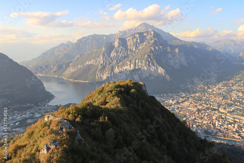 Traumblick vom Monte Barro; Südostzipfel des Comer See mit Monte Coltignone und Lecco