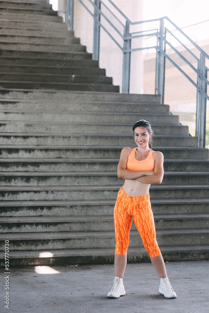 Obraz premium Fitness model in sportswear posing on the city street