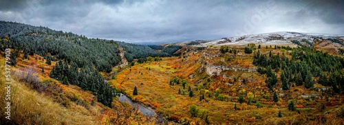 Foto Panoramic of the Sluice Box State Park captured in fall colors, a landscape in a