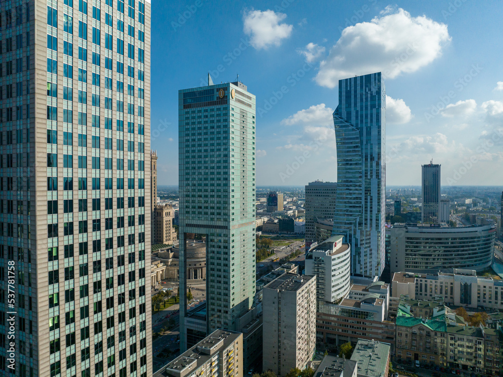 Fototapeta premium wieżowce, drapacze chmur, budynki biznesowe w centrum miasta, warszawa